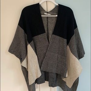 BLOOMINGDALES Gray White & Black Patterned Poncho